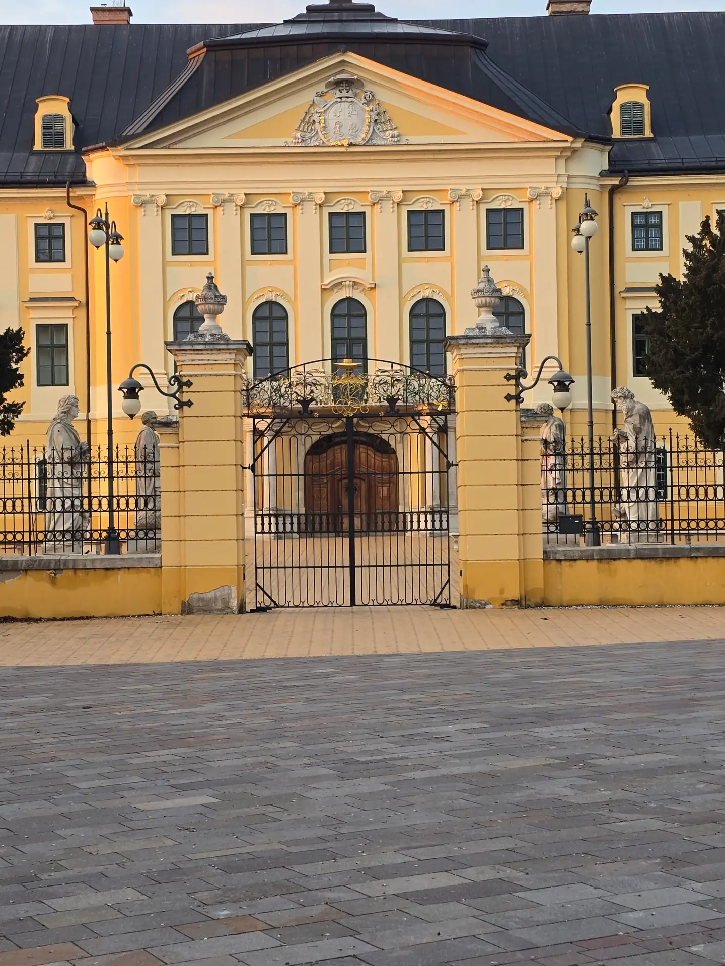 Kalocsai Főszékesegyház Kastély és volt Jószágkormányzóság homlokzat festése