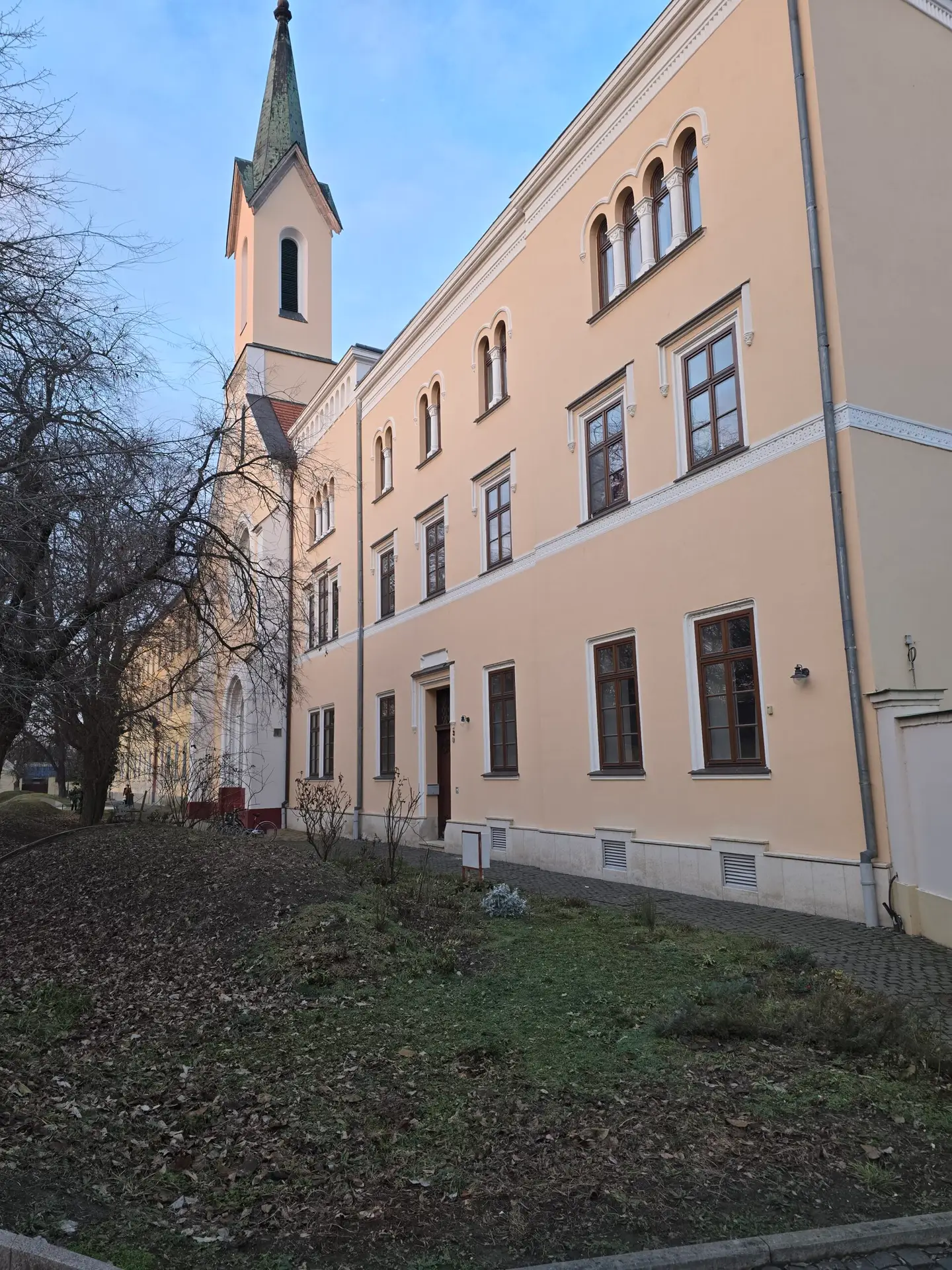 Zárdatemplom teljes homlokzat és belső festése